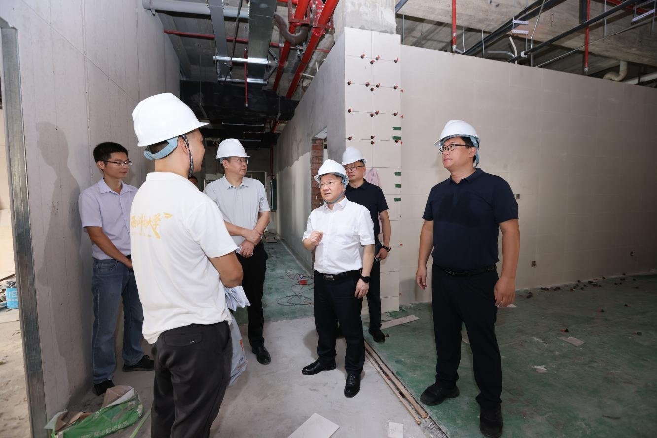 详细听取各点位暑期建设修缮